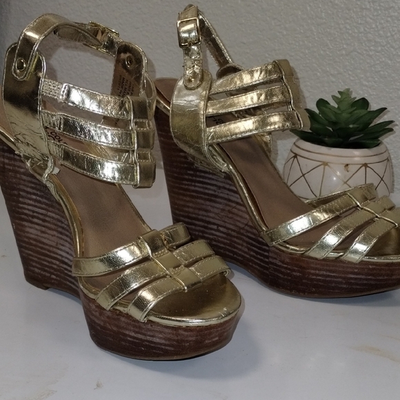 Kenneth Cole Reaction Gold Wedge Sandals - Picture 3 of 6